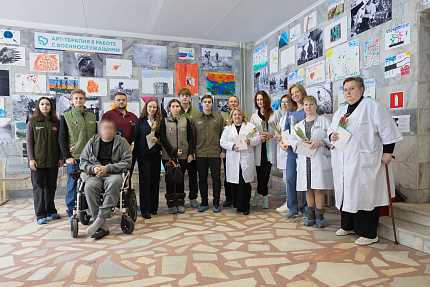 В преддверии 8 Марта активисты «Молодёжки Народного фронта» поздравили психологов ГНЦ ФМБЦ им. А.И. Бурназяна ФМБА России